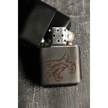 Nikura Craft Benzinli Çakmak Kişiye Özel Çakmak El Yapımı Hakiki Deri Kılıflı Zippo Tarzı Çakmak Pençe Desenli Benzinli Çakmak