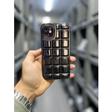 Vip Case Iphone 11 Uyumlu Kabartmalı Dikiş Detaylı Baklava Desenli Parlak Vivid Kılıf