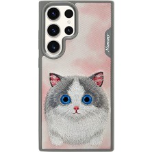 Nimmy Samsung Galaxy S24 | 3D Gerçek Nakış İşlemeli Göz Detaylı Big Eyes Kedi Kılıf