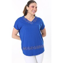 Şans Kadın Büyük Beden Saks Taş Detaylı V Yakalı Kısa Kollu Bluz 65N37673