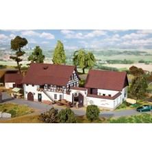 Faller 130372 1/87 Avlulu Çiftlik Evi ve Müştemilatı Demonte Plastik Maketi