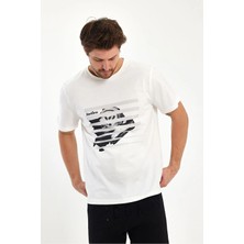 Justleo Çizgili Heykel Desenli  T-Shirt