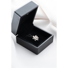 Silvano Jewelry 925 Ayar Gümüş Işıklı Kutuda Beyaz Lotus Çiçeği Kolye