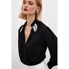 Sateen Siyah Aksesuar Detaylı Bodysuit Bluz Uzun Kol Normal Yaka Dokuma Kumaş Kalıp