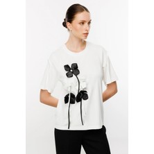 On Çiçek Kabartmalı T-Shirt