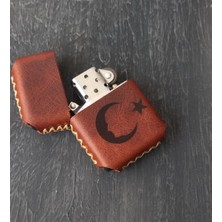 Nikura Craft Nikuracraft Kişiye Özel Çakmak Benzinli Çakmak Deri Kılıflı Zippo Tarzı Çakmak  El Yapımı Türk Bayrağı Desenli Hakiki Deri Çakmak
