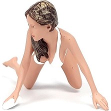 American Diorama AD76263 1/18 Ölçek Araba Yıkayan Bikinili Kız (Jenny) Sergilemeye Hazır Plastik Figürü Sergilemeye Hazır Plast