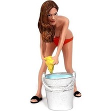 American Diorama AD76364 1/24 Ölçek Araba Yıkayan Bikinili Kız (Cindy) Sergilemeye Hazır Plastik Figürü With Water Bucket