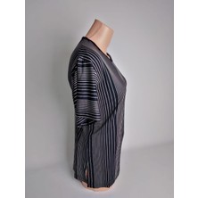 Yaşar Triko Kadın Siyah Desenli V Yaka Kısa Kollu Yanları Yırtmaçlı Viskon Likralı Anne Penye Tişört Bluz