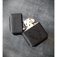 Nikura Craft Kişiye Özel Çakmak Benzinli Çakmak Deri Kılıflı Zippo Tarzı Çakmak  El Yapımı Siyah Kartal Desenli Hakiki Deri Çakmak