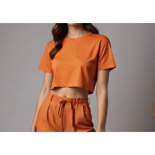 Turuncu Kadın Crop Şık Ve Rahat Crop Tshirt Koleksiyonu Renkli Yaz Cropları Ümodern Klasik Sokak Modası Sportif Crop Top Şehirli Kadın Cropları Trend Crop Tişört