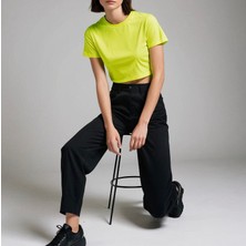 Neon Sarı Kadın Crop Şık Ve Rahat Crop Tshirt Koleksiyonu Renkli Yaz Cropları Ümodern Klasik Sokak Modası Sportif Crop Top Şehirli Kadın Cropları Trend Crop Tişört