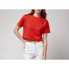 Kırmızı Kadın Crop Şık Ve Rahat Crop Tshirt Koleksiyonu Renkli Yaz Cropları Ümodern Klasik Sokak Modası Sportif Crop Top Şehirli Kadın Cropları Trend Crop Tişört