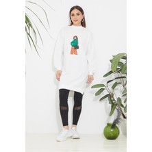 Go Veform Kadın Önü Kız Baskılı Salaş Uzun Sweatshirt-Tunik Beyaz ZN5094