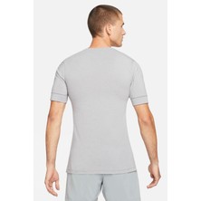 Nike Dri-Fit Yoga Kısa Kollu Erkek Üstü Gri
