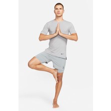 Nike Dri-Fit Yoga Kısa Kollu Erkek Üstü Gri