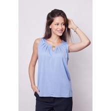 Jument Kadın Kırışmaz Span Karışımlı Geniş Sıfır Yaka Yakası Pileli Aksesuarlı Kolsuz T-Shirt Bluz-Açık Mavi