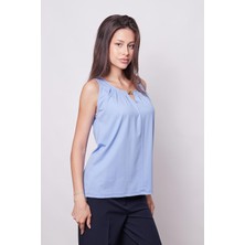 Jument Kadın Kırışmaz Span Karışımlı Geniş Sıfır Yaka Yakası Pileli Aksesuarlı Kolsuz T-Shirt Bluz-Açık Mavi