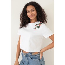 Amida Beyaz Omuzu Çınar Yaprağı Nakışlı Basic Crop T-Shirt- 2411