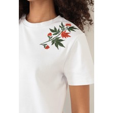 Amida Beyaz Omuzu Çınar Yaprağı Nakışlı Basic Crop T-Shirt- 2411