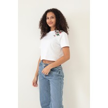 Amida Beyaz Omuzu Çınar Yaprağı Nakışlı Basic Crop T-Shirt- 2411