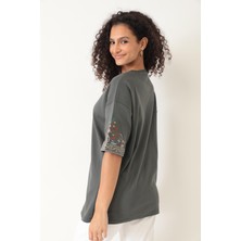 Amida Antrasit Kolları Etnik Nakışlı Oversize Kısa Kollu Kadın T-Shirt- 2406