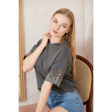 Amida Antrasit Kolları Etnik Nakışlı Oversize Kısa Kollu Kadın T-Shirt- 2406