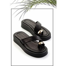 Bambi Kadın Terlik Düz Topuk Tasarımı ile Şık ve Rahat Hakiki Deri Siyah Altın