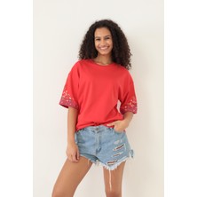 Amida Kırmızı Kolları Etnik Nakışlı Oversize Kısa Kollu Kadın T-Shirt- 2406