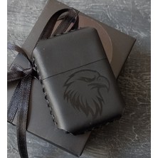 Nikura Craft Nikuracraft Kişiye Özel Çakmak Benzinli Çakmak Deri Kılıflı Zippo Tarzı Çakmak  Deri Kılıflı El Yapımı Siyah Kartal Desenli Hakiki Deri Çakmak