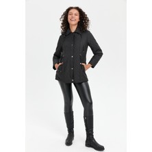 Desen Triko Kadın Kapüşonlu Beli Bağcıklı Kısa Kapitone Mont Siyah