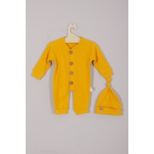 Adabebek Sarı Renk Pamuk Ahşap Düğmeli Fitilli Tarz Şapkalı Bebek Tulum Kısa Kol
