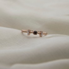 Giby Jewel Siyah ve Beyaz Üç Taş Kolları Toplu 925 Ayar Minimal Rose Gümüş Yüzük