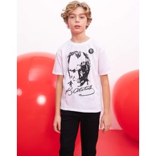 DeFacto Erkek Çocuk 23 Nisan Çocuk Bayramı Bisiklet Yaka Atatürk Baskılı Kısa Kollu Beyaz Tişört B6938A824SM