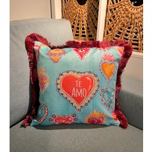 Decofav Ispanyolca Seni Seviyorum Yazılı Kalp Desenli Dijital Baskılı Kadife Kırlent Kılıfı Saçaklı