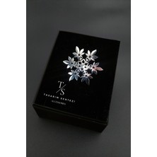 Tasarım Sentezi Broş Çelik Rozet Kar Tanesi Silver Yilbaşı Noel Yeniyil Happy Crismistmas Yaka Kıyafet Takı Aksesuar