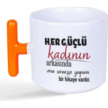Mor Mürekkep Her Güçlü Kadının Arkasında Baskılı Kadınlar Günü Turuncu Kulplu T Kupa