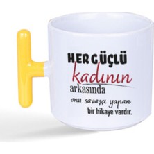 Mor Mürekkep Her Güçlü Kadının Arkasında Baskılı Kadınlar Günü Sarı Kulplu T Kupa