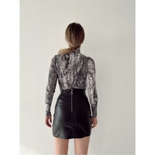 Be Chic Taş-Siyah Yılan Desenli Yarım Balıkçı Bluz