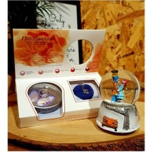 Keyfim Shop Kişiye Özel Aşk Seninle Güzel Işıklı Müzikli Kar Küresi ve Inci Kolye Seti