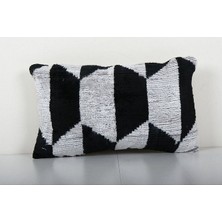 Etnik Bulvar Siyah ve Beyaz Renkli Geometric Desenli Kadife Ikat Yastık Kılıfı