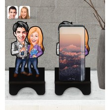 BK Kişiye Özel Sevgililer Karikatürlü Ahşap Biblo Telefon Standı-50