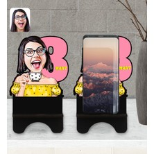 BK Kişiye Özel Kadınlar Günü Karikatürlü Ahşap Biblo Telefon Standı-3