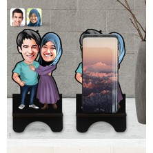 BK Kişiye Özel Sevgililer Karikatürlü Ahşap Biblo Telefon Standı-61