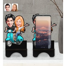 BK Kişiye Özel Sevgililer Karikatürlü Ahşap Biblo Telefon Standı-99