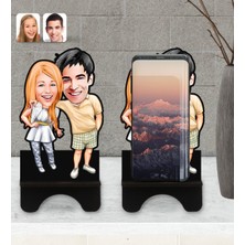 BK Kişiye Özel Sevgililer Karikatürlü Ahşap Biblo Telefon Standı-98