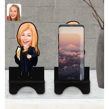 BK Kişiye Özel Kadın Hakim Karikatürlü Ahşap Biblo Telefon Standı-1