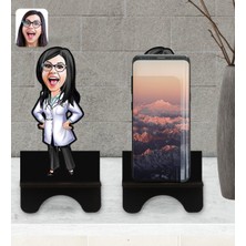 BK Kişiye Özel Kadın Doktor Karikatürlü Ahşap Biblo Telefon Standı-1