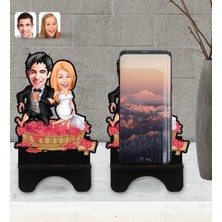 BK Kişiye Özel Evleniyoruz Karikatürlü Ahşap Biblo Telefon Standı-10