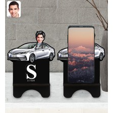 BK Kişiye Özel Plakalı Erkek Toyota Corolla Karikatürlü Ahşap Biblo Telefon Standı-1